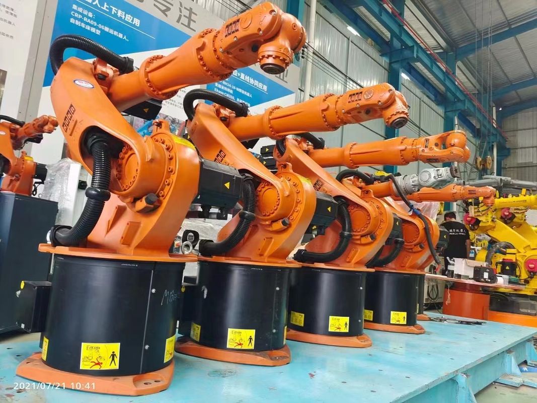 Los robots KUKA están disponibles con carga útil de montaje en el techo de 16 kg Repetibilidad ± 0.1 mm