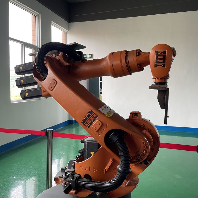 Robot de soldadura por arco Kr16 con peso de robot de 235 kg y controlador XP Waterjet Automatización de procesamiento de carne serie ArcWorld