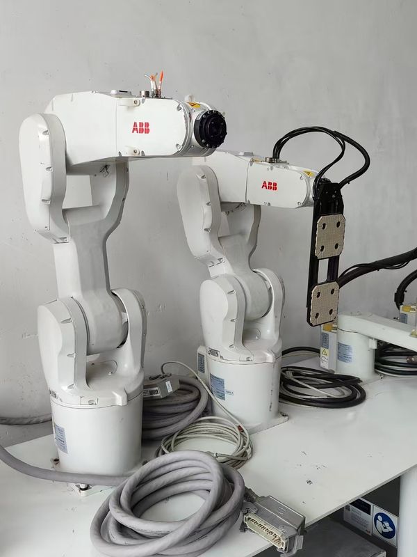 Robot de carga de 380V con rango de trabajo de 1611 mm diseñado para mejorar la eficiencia de carga en centros de fabricación y distribución