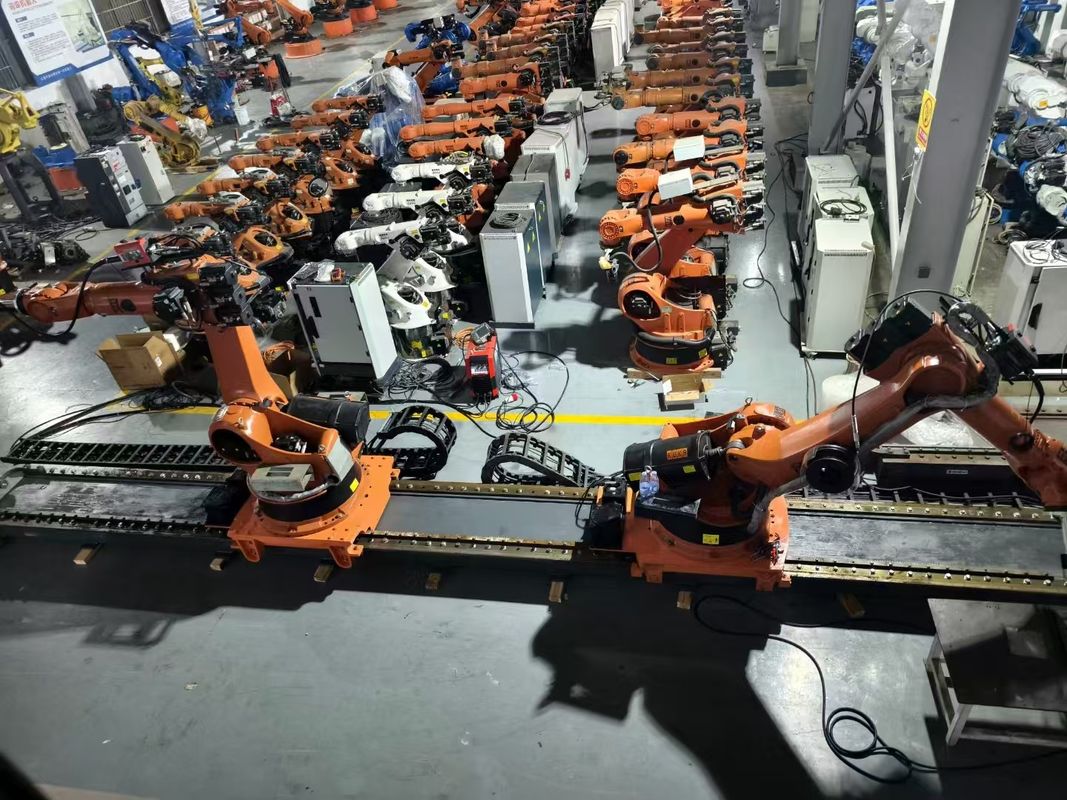 Alcance varía típicamente de 600 mm a 3000 mm. Robots ABB usados con carga útil de 235 kg y repetibilidad de 0.06 mm. Automatización de soporte y precisa