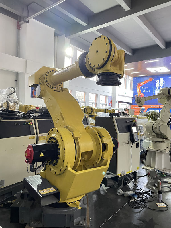 Brazo robótico de 6 ejes controlado por UR10e para integración perfecta en líneas de moldeo por inyección automatizadas