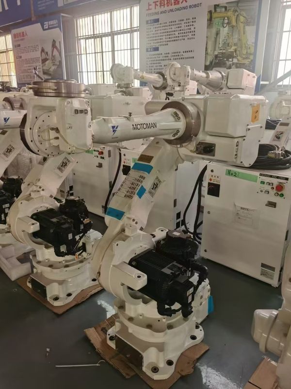 Brazo robótico usado naranja con controlador C4 y rango de trabajo de 1904 mm diseñado para rendimiento en robótica industrial