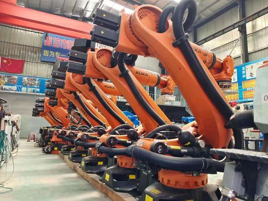 KUKA utilizó el gabinete de control robótico del brazo KR210 C4 que dirigía apilando la carga sellando la talla