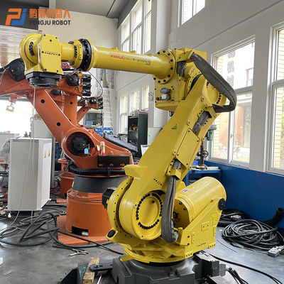 Segundos robots industriales 2000iB/165F de la mano FANUC que empalietan manejando el brazo del robot de la soldadura por puntos
