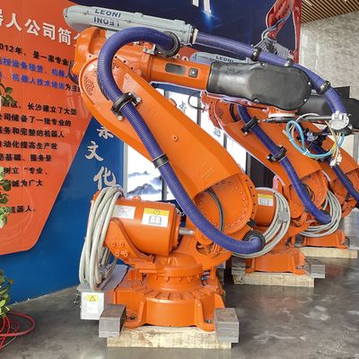 Cargamento de la máquina que descarga los robots usados IRB6640-235/2.55 de ABB