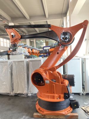 El piso de AXIS del robot cuatro del PA de KUKA que empaletaba KR100-2 instaló
