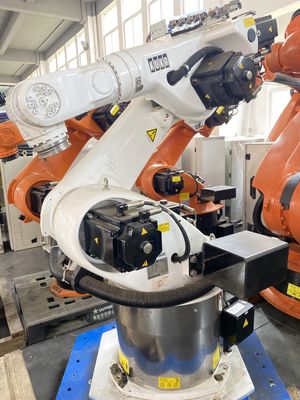 Robot que empalieta del tablero limpio de KUKA KR60 HA-CR